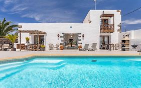 Cuarto Botanico Studio - Shared Pool - Central Island Location - 10 Mins Drive To Famara And La Santa